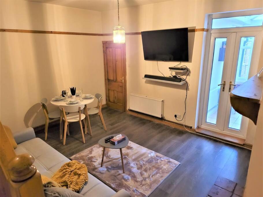 Nice 4-Bedroom Vacation Home With Indoor Fireplace ウェリントン エクステリア 写真