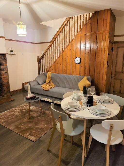 Nice 4-Bedroom Vacation Home With Indoor Fireplace ウェリントン エクステリア 写真